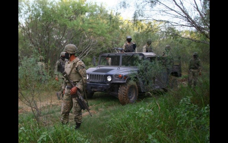 Los militares decomisaron a distintos carteles 415 mil 242 dólares y 4.2 millones de pesos en los tres estados. ARCHIVO  /