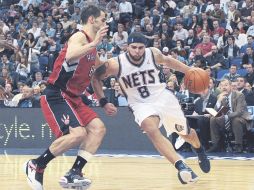 Deron Williams (der.), estrella de los Nets de Nueva Jersey, conduce el balón ante la marca del español José Calderón. AP  /