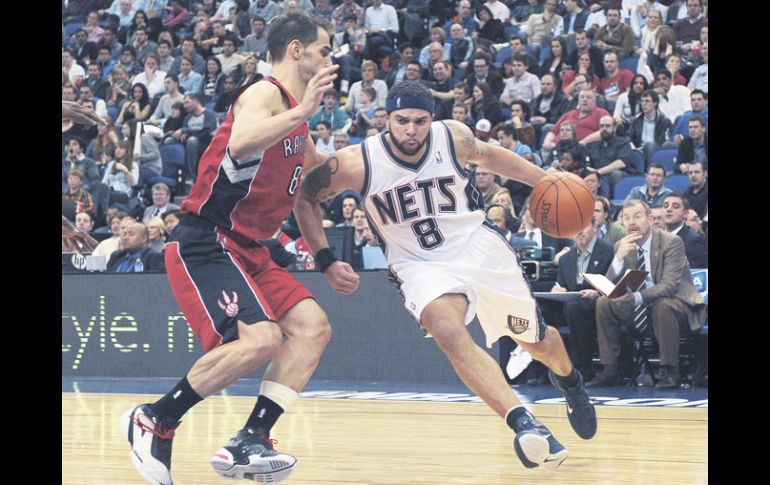 Deron Williams (der.), estrella de los Nets de Nueva Jersey, conduce el balón ante la marca del español José Calderón. AP  /