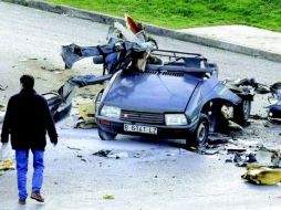 Un coche destruido por el  grupo vasco ETA en España. AFP  /