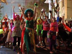 La multitud delirante baila sin parar al ritmo de las canciones típicas del carnaval. AP  /