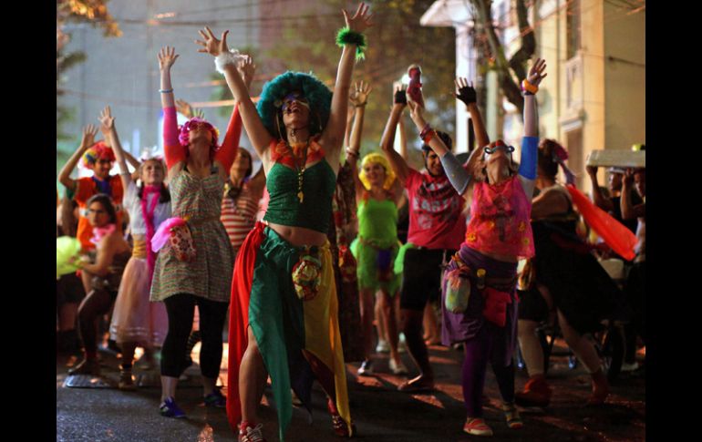 La multitud delirante baila sin parar al ritmo de las canciones típicas del carnaval. AP  /