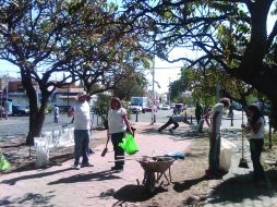 Los vecinos se reunieron para hacer limpieza al camellón. T. VILLASEÑOR  /