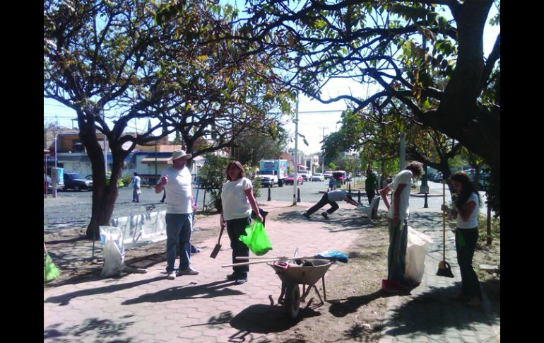 Los vecinos se reunieron para hacer limpieza al camellón. T. VILLASEÑOR  /