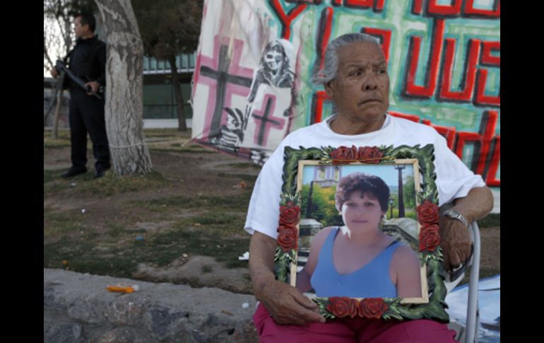 Sara Reyes sostiene una foto de su hija Magdalena durante una protesta en Ciudad Juárez. ARCHIVO  /