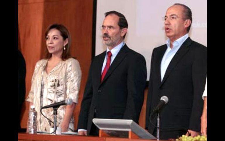 La diputada Josefina Vázquez Mota, el presidente nacional del PAN, Gustavo Madero y el presidente Felipe Calderón. EL UNIVERSAL  /