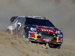 El lider de la competencia, el piloto francés Sebastien Ogier, conduce su Citroen. EFE  /