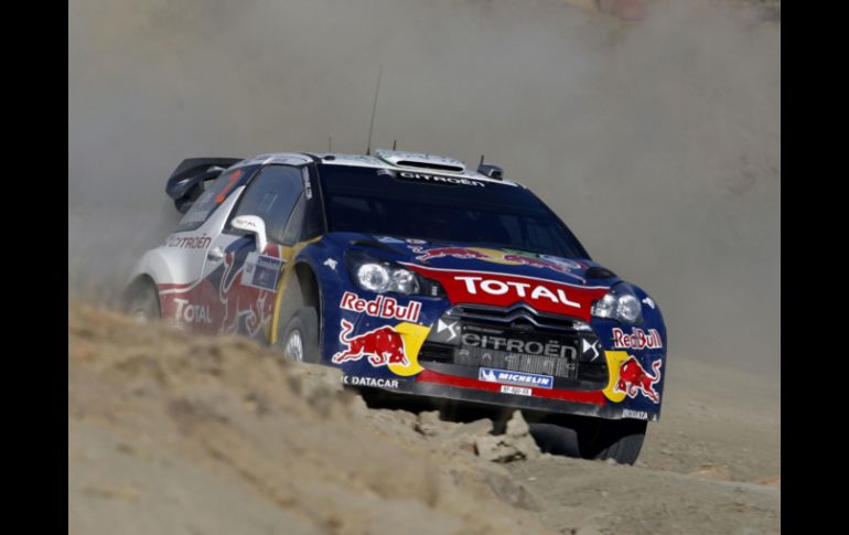 El lider de la competencia, el piloto francés Sebastien Ogier, conduce su Citroen. EFE  /