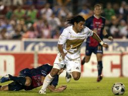 Martín Bravo (der.) sigue anotando goles para la causa de Pumas. MEXSPORT  /