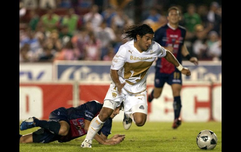 Martín Bravo (der.) sigue anotando goles para la causa de Pumas. MEXSPORT  /