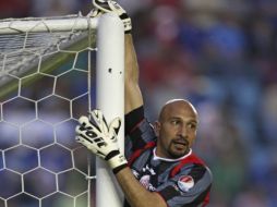 El arquero Oscar 'Conejo' Pérez, defendiendo su portería en el duelo ante Cruz Azul. AP  /