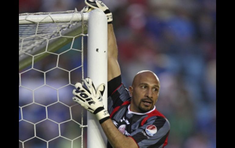 El arquero Oscar 'Conejo' Pérez, defendiendo su portería en el duelo ante Cruz Azul. AP  /