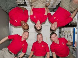 Eric Boe,  Lindsay Steve y Michael  Barratt. En la parte superior están  los astronautas Alvin Drew,  Nicole Stott y Steve Bowen. AFP  /