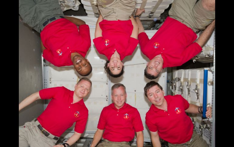 Eric Boe,  Lindsay Steve y Michael  Barratt. En la parte superior están  los astronautas Alvin Drew,  Nicole Stott y Steve Bowen. AFP  /