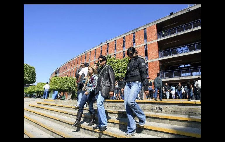 Los egresados de instituciones educativas muestran incertidumbre sobre su futuro. A. GARCÍA  /