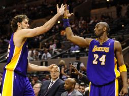 Kobe Bryant celebra una anotación con Pau Gasol, en la victoria de los Lakers ante los Spurs. EFE  /