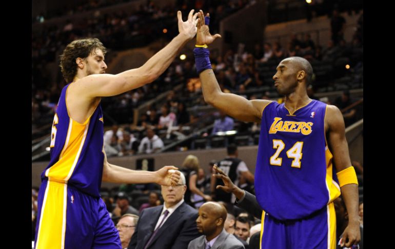 Kobe Bryant celebra una anotación con Pau Gasol, en la victoria de los Lakers ante los Spurs. EFE  /