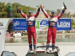 El piloto francés Sebastien Loeb (der.) y su coequipero Daniel Elena celebran el triunfo. AFP  /