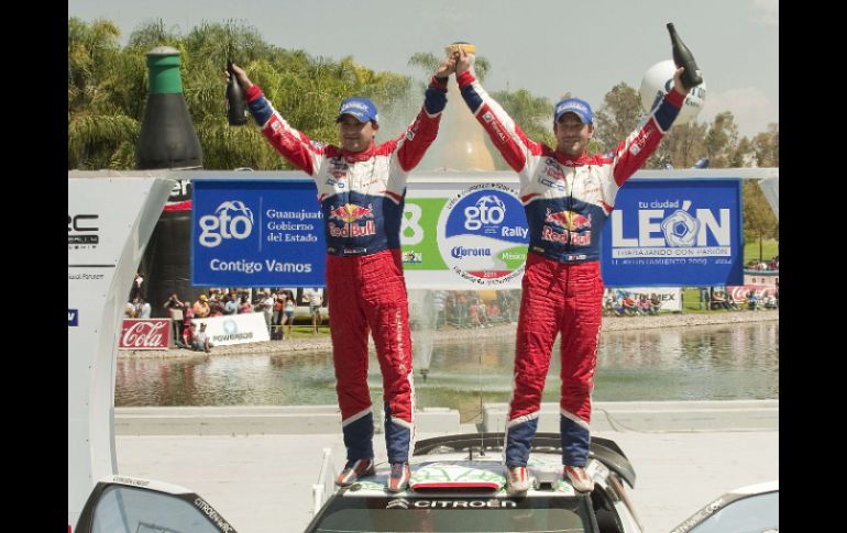 El piloto francés Sebastien Loeb (der.) y su coequipero Daniel Elena celebran el triunfo. AFP  /