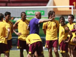 El técnico de Estudiantes, José Luis Sánchez Solá (morado), da indicaciones a sus jugadores, durante un entrenamiento. MEXSPORT  /