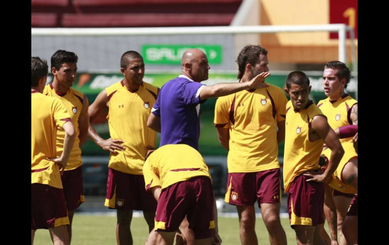 El técnico de Estudiantes, José Luis Sánchez Solá (morado), da indicaciones a sus jugadores, durante un entrenamiento. MEXSPORT  /