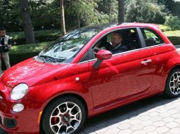 El Presidente Felipe Calderón maneja un Fiat 500 hecho en México. EL UNIVERSAL  /