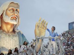 El 'rey' de la canción, vestido como siempre de blanco y azul, desfiló en un carro con una imagen gigante de un Cristo. REUTERS  /