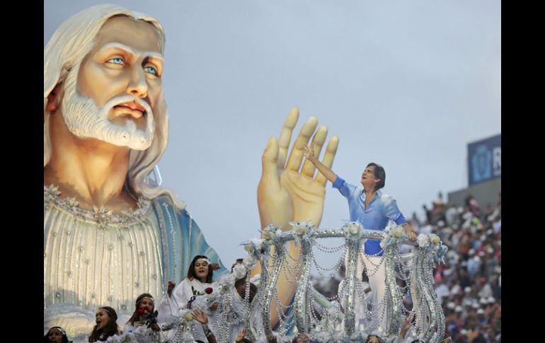 El 'rey' de la canción, vestido como siempre de blanco y azul, desfiló en un carro con una imagen gigante de un Cristo. REUTERS  /