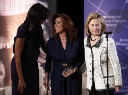 Morales Ibáñez (al centro) recibió el Premio al Valor de manos de Michelle Obama (der.) y Hillary Clinton (izq.). REUTERS  /