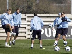 Jugadores del Tottenham se preparan para conseguir la clasificación a los cuartos de finale ante el Milán. AP  /