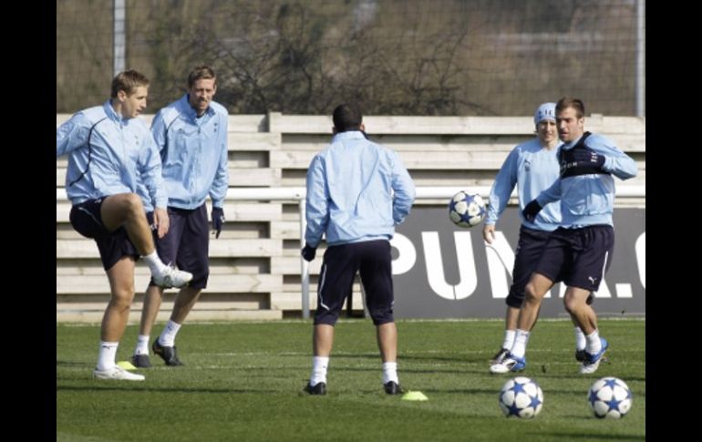 Jugadores del Tottenham se preparan para conseguir la clasificación a los cuartos de finale ante el Milán. AP  /