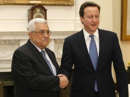 El primer ministro británico, David Cameron estrecha la mano del presidente de la Autoridad Nacional Palestina, Mahmud Abás. EFE  /