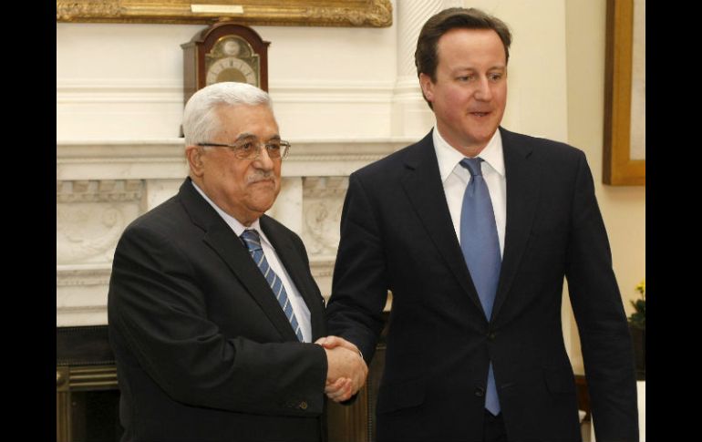 El primer ministro británico, David Cameron estrecha la mano del presidente de la Autoridad Nacional Palestina, Mahmud Abás. EFE  /