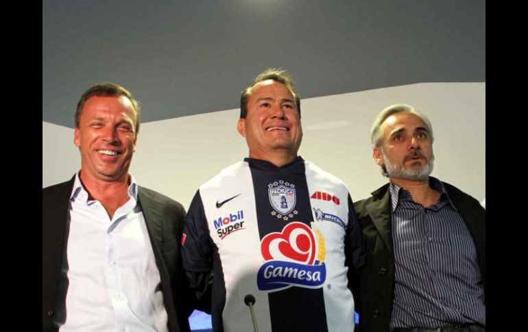 Andrés Fassi (izq.), Efraín Flores (c.) y Jesús Martínez, en la presentación del nuevo entrenador de Pachuca. MEXSPORT  /