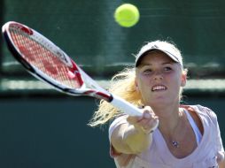 La tenista danesa, Caroline Wozniacki, número uno del m undo en la WTA, entrena antes del comienzo del torneo estadounidense. AP  /