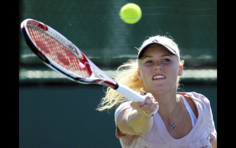 La tenista danesa, Caroline Wozniacki, número uno del m undo en la WTA, entrena antes del comienzo del torneo estadounidense. AP  /