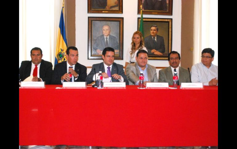 Aristóteles Sandoval, Héctor Pizano e Ignacio González Hernández signaron el convenio. ESPECIAL  /