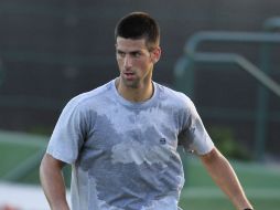 Novak Djokovic juega una 'cascarita' de futbol en California, antes de iniciar su participación en el Masters 1000 de Indian Wells. AP  /