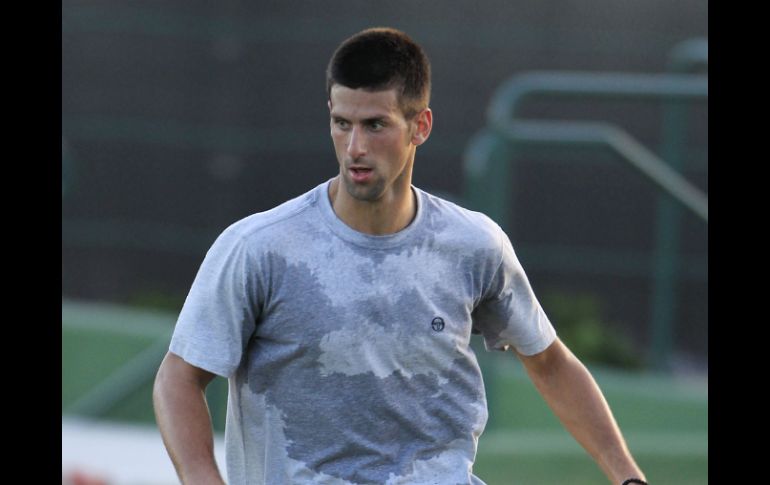 Novak Djokovic juega una 'cascarita' de futbol en California, antes de iniciar su participación en el Masters 1000 de Indian Wells. AP  /