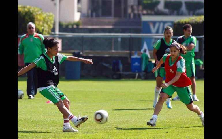 Jugadoras de la Selección mexicana de futbol femenil se preparan en un entrenamiento. MEXSPORT  /