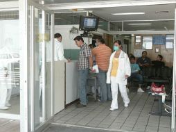 Varias personas resultaron dañadas económicamente al intentar comprar una supuesta plaza para laborar en los hospitales. ARCHIVO  /