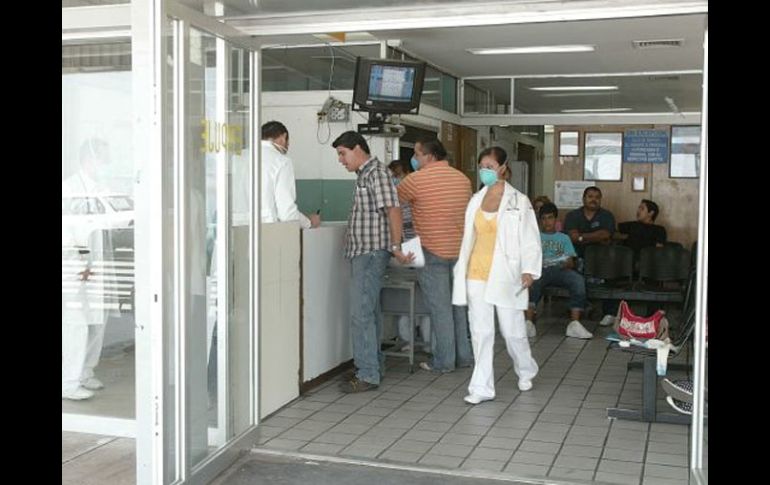 Varias personas resultaron dañadas económicamente al intentar comprar una supuesta plaza para laborar en los hospitales. ARCHIVO  /