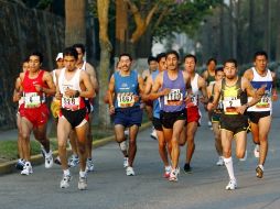 Varios corredores participando en el Medio Maratón Jumex Sport ESPN. MEXSPORT  /