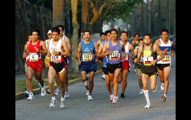 Varios corredores participando en el Medio Maratón Jumex Sport ESPN. MEXSPORT  /