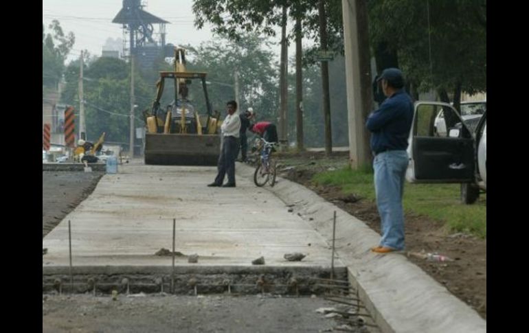 La deuda tapatía por mil 100 MDP sería para la pavimentación de 21 vialidades de la ciudad. ARCHIVO  /