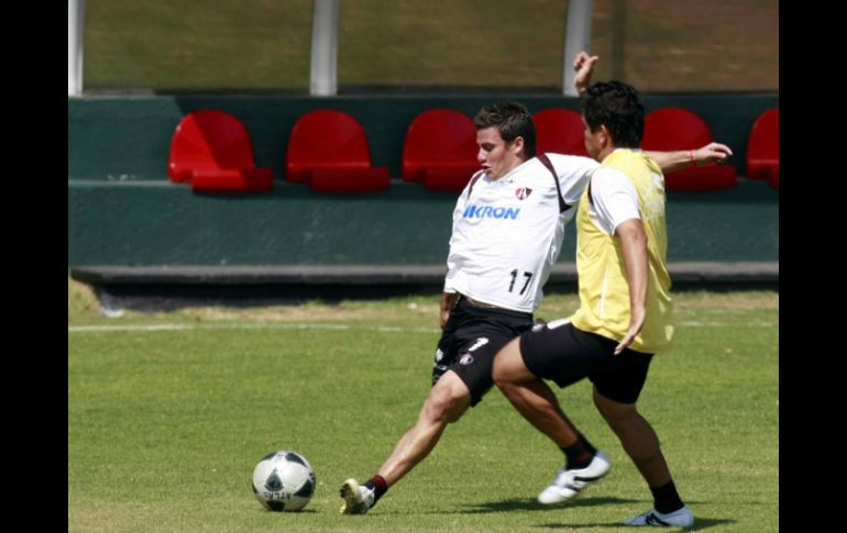 Lucas Ayala (17) dispara a portería en el entrenamiento de Atlas. MEXSPORT  /