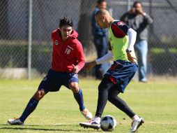 Xavier Báez y Adolfo Bautista disputan una pelota en el entrenamiento de Chivas. MEXSPORT  /