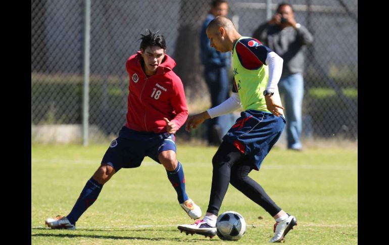 Xavier Báez y Adolfo Bautista disputan una pelota en el entrenamiento de Chivas. MEXSPORT  /