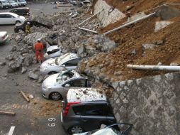 Varias estructuras se volcaron sobre los coches estacionados tras el terremoto en Japón. AFP  /