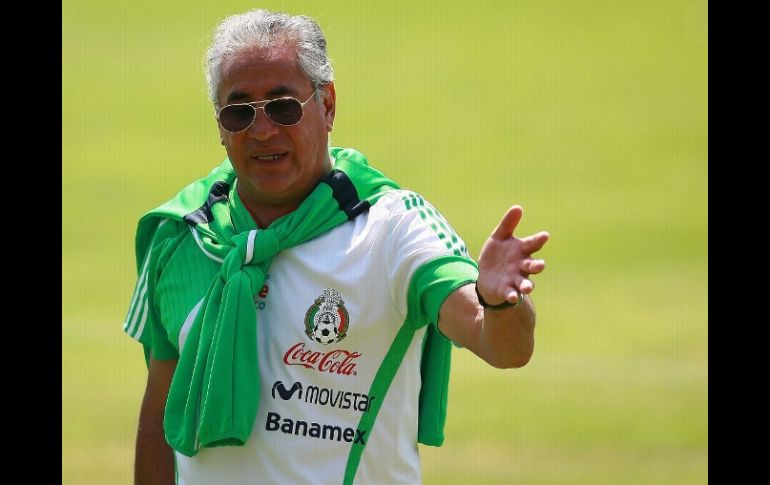 El Director de Selecciones femeniles durante un entrenamiento del Tri. MEXSPORT  /